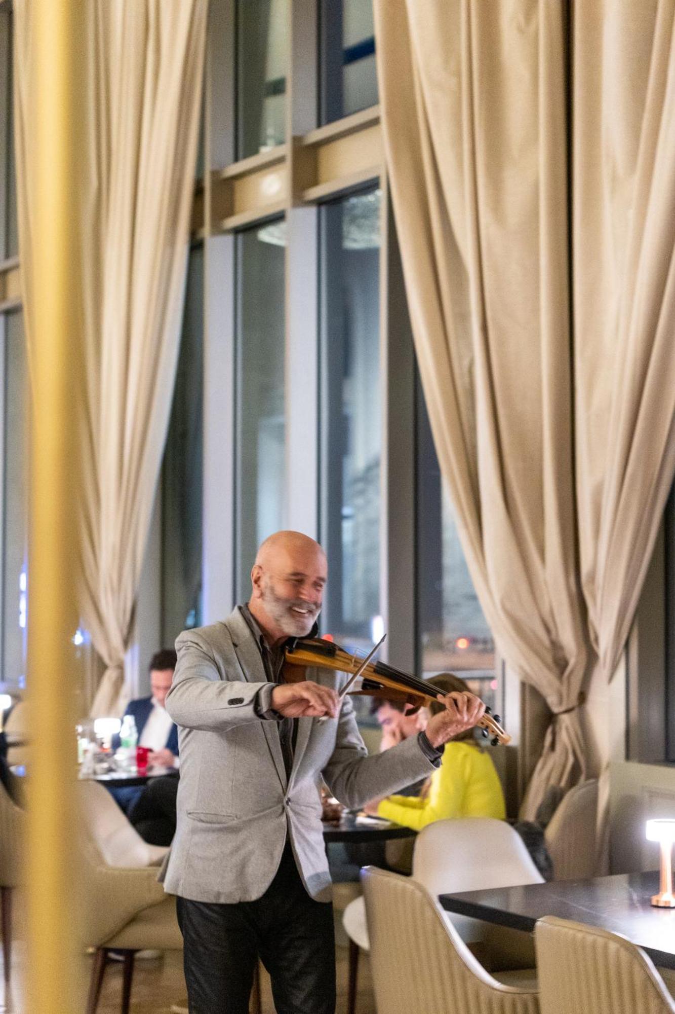 ホテル ソフィテル モンテカジノ カラスコ ＆ スパ モンテビデオ エクステリア 写真 The violinist at the opening of the restaurant